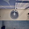 Rundes graues Einbauspülbecken in beiger Arbeitsplatte