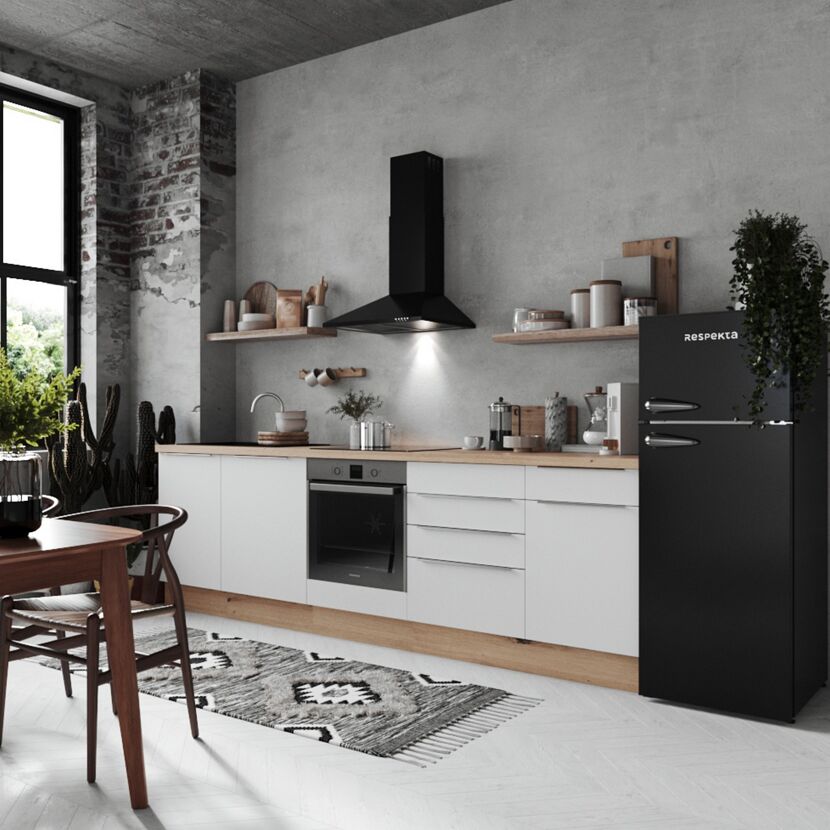 Moderne Küche mit Dunstabzugshaube und Kühlschrank