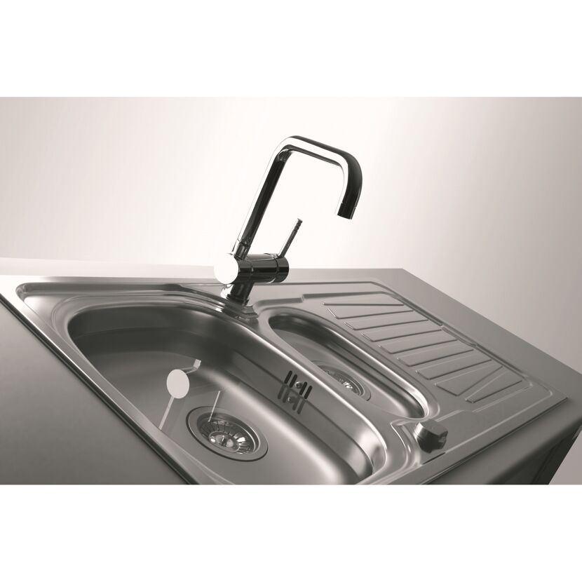 Edelstahlspüle mit zwei Becken und Armatur