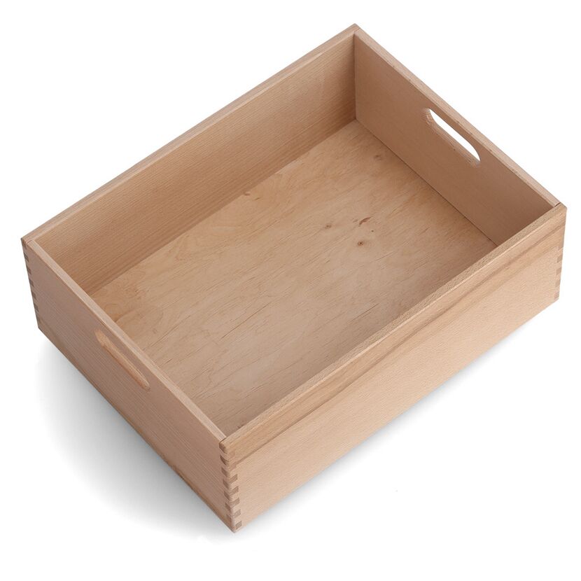 Leere Holzkiste mit Grifflöchern