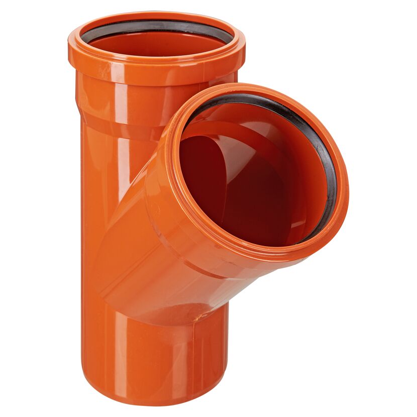 Orangefarbenes KG-Rohr mit Abzweigung im 45 Grad Winkel.