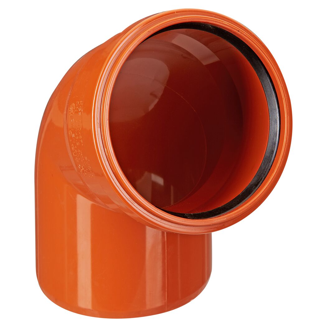Orangefarbener KG-Rohrbogen mit 67° Winkel
