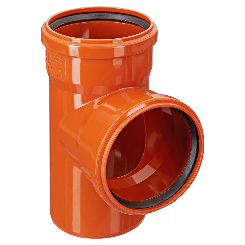 Orangefarbenes KG-Rohr mit Abzweigung im 45 Grad Winkel.