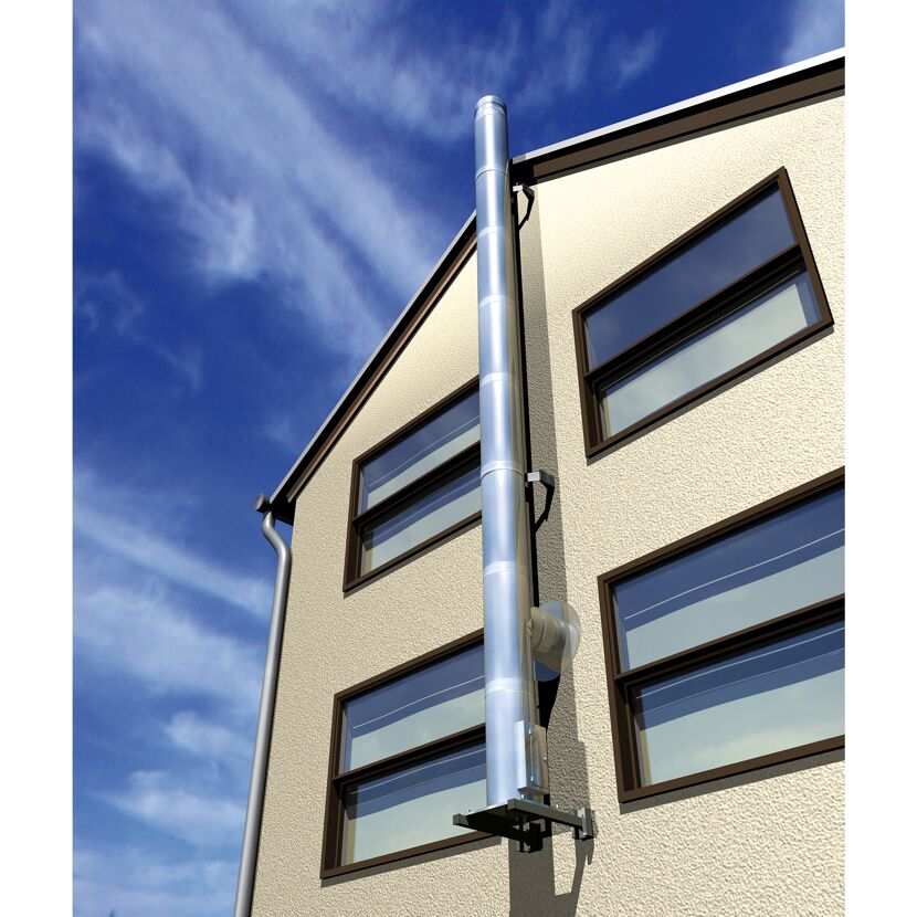 Edelstahlkamin an Hauswand montiert
