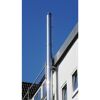 Glänzender Edelstahlkamin an Hauswand