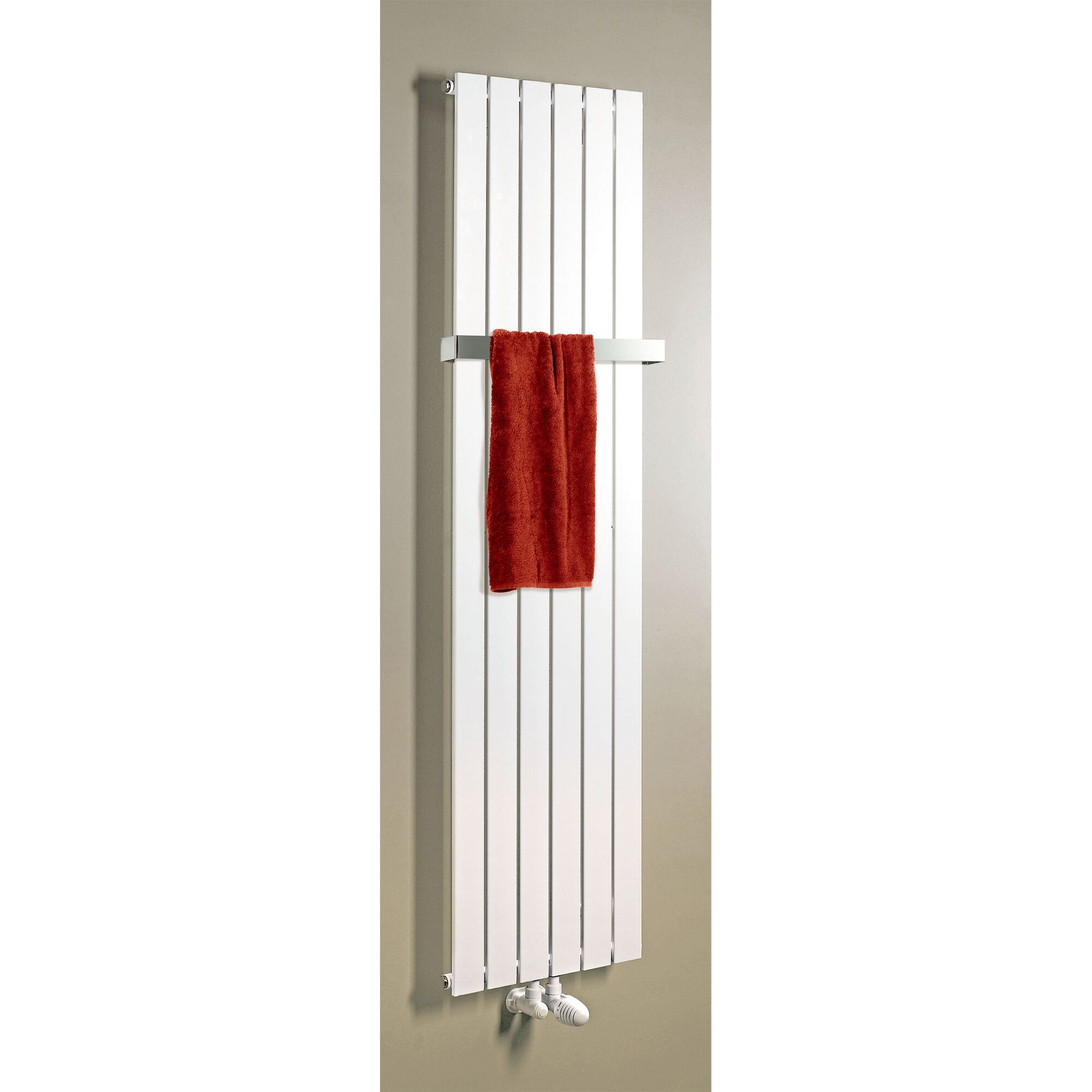 Weißer Handtuchheizkörper mit einem roten Handtuch.