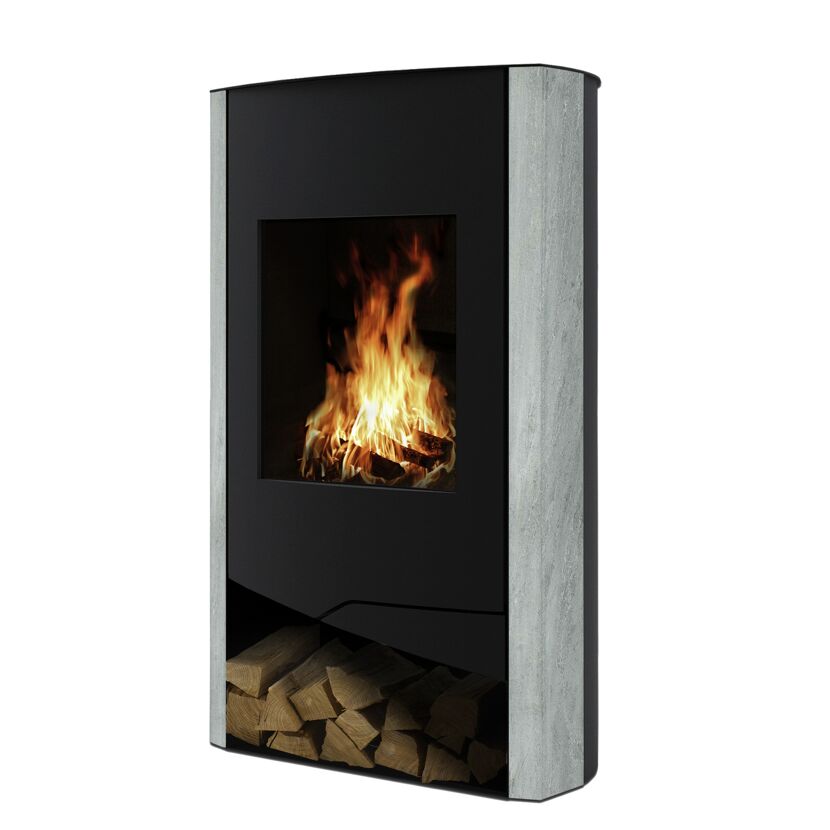 Kaminofen mit Feuer und Holzscheiten