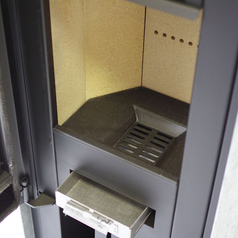 Innenansicht des Kaminofens mit Aschekasten
