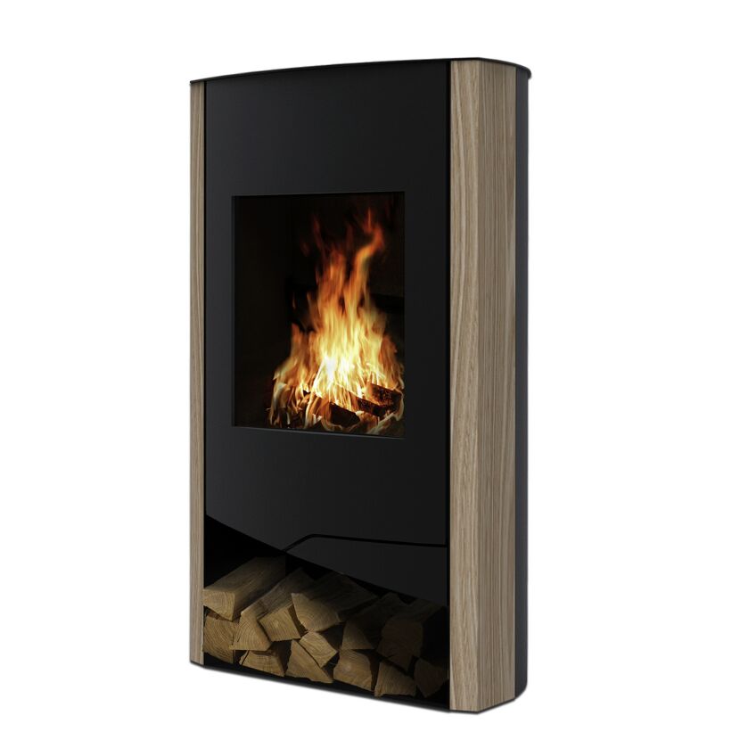 Moderner Kaminofen mit Feuer und Holzscheiten.