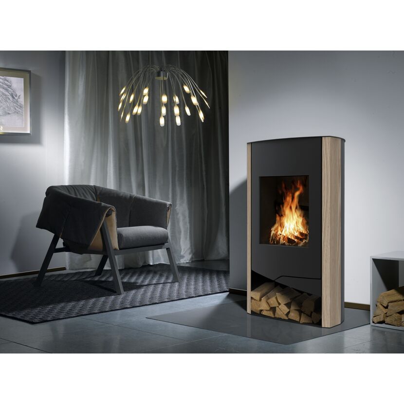 Moderner Kaminofen mit Feuer und Holzscheiten