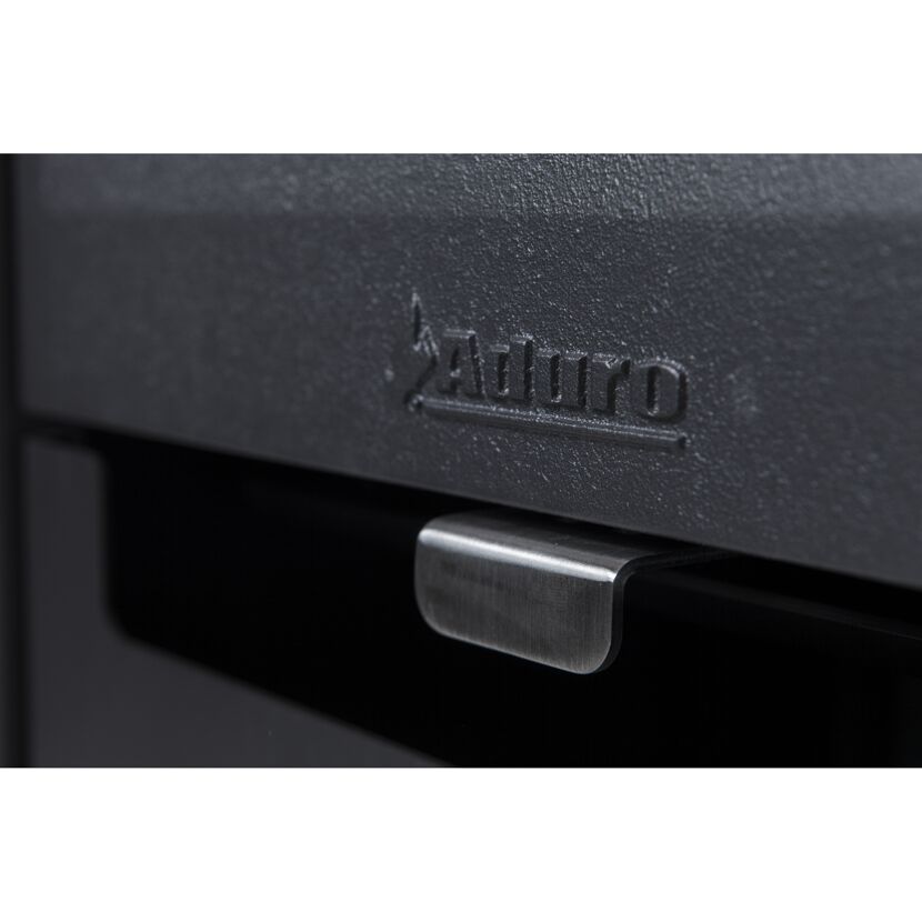 Nahaufnahme des Aduro Logos auf einem Kaminofen