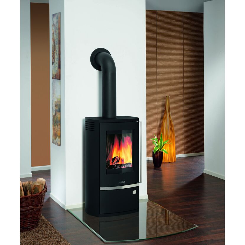 Schwarzer Kaminofen Reno R II mit brennendem Feuer