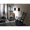 Kaminofen Yuna mit Natursteinrahmen und Feuer im Wohnzimmer.