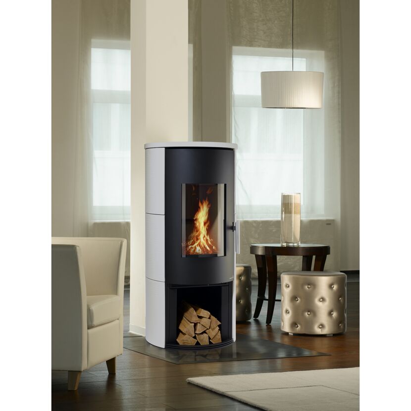 Weißer Kaminofen Vitus mit Feuer und Holzscheiten