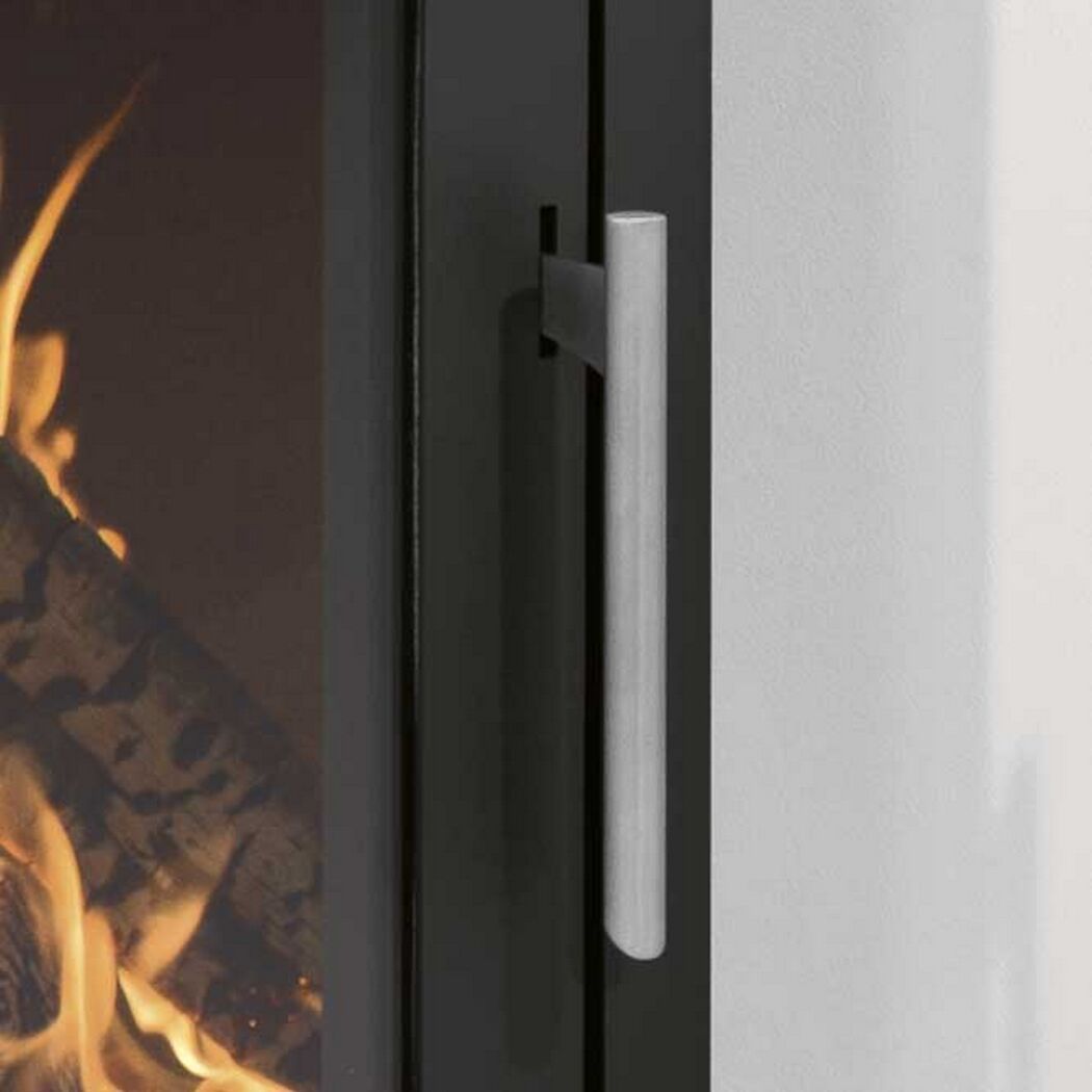 Kaminofen Diego mit brennendem Feuer und silbernem Griff