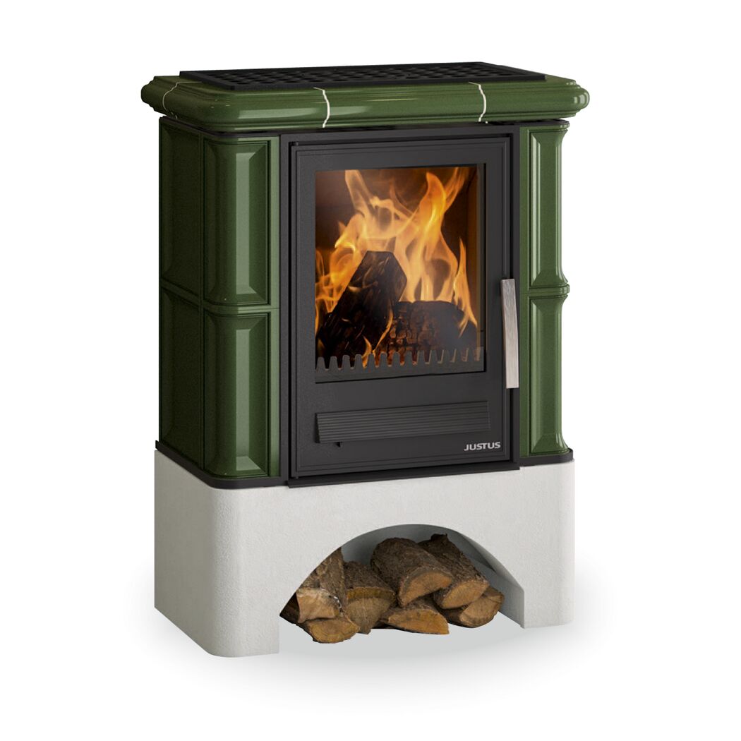 Grüner Kaminofen mit Feuer und Holzscheiten