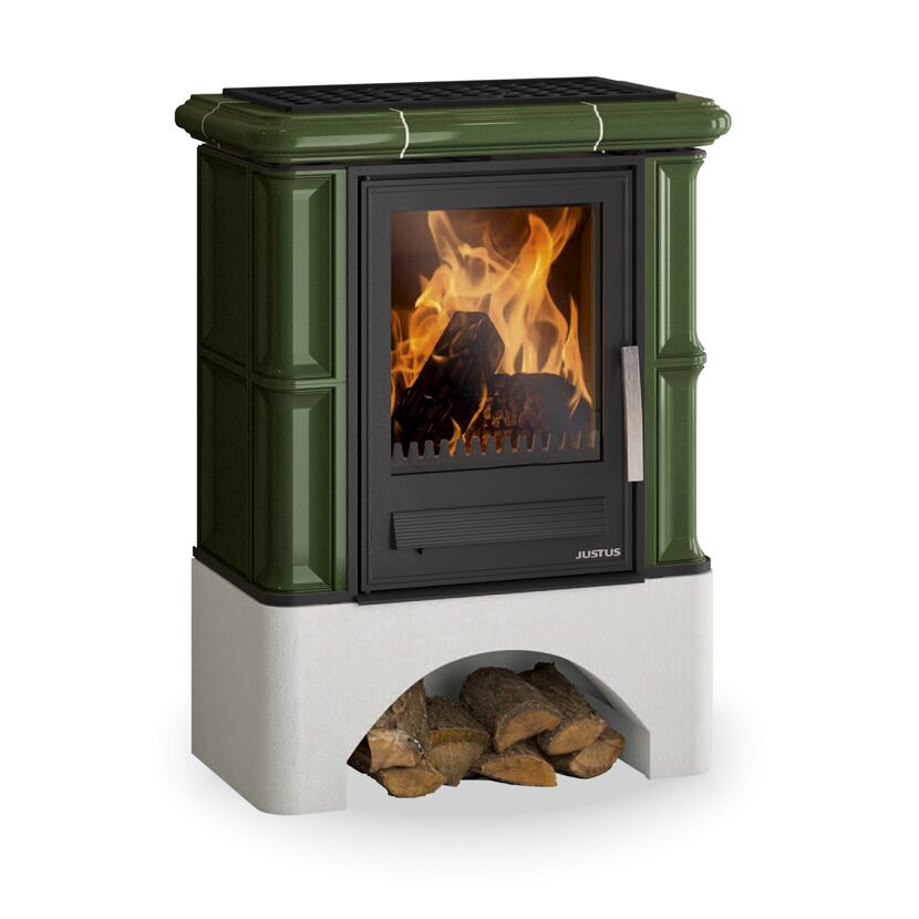 Grüner Kaminofen mit Feuer und Holzscheiten