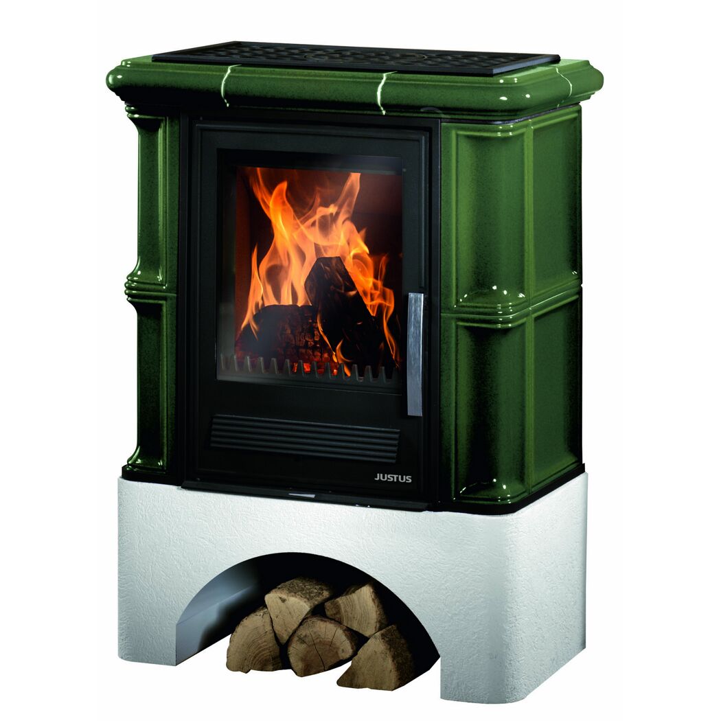 Grüner Kaminofen Justus Bavaria mit Feuer und Holzscheiten