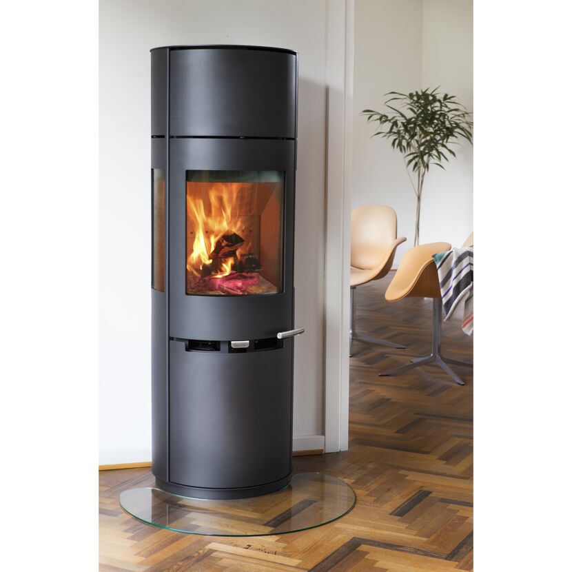 Kaminofen Aduro 9-7 mit brennendem Feuer