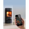 Person bedient Kaminofen mit Smartphone-App