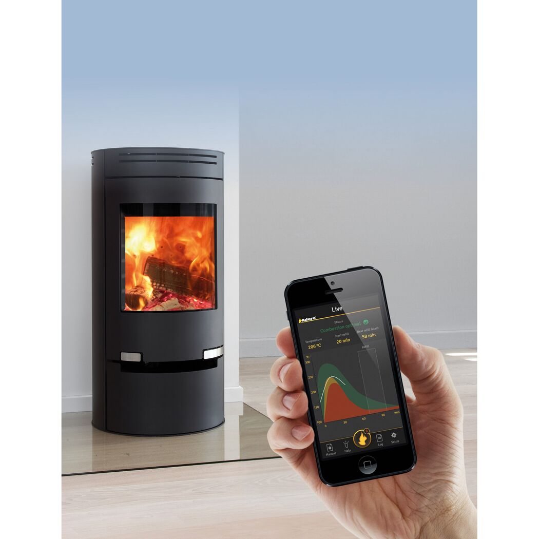 Person bedient Kaminofen mit Smartphone-App
