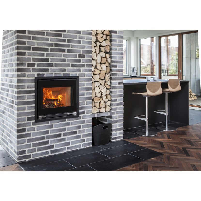 Kaminofen Aduro 5.1 mit Feuer und Holzstapel