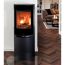 Ein schwarzer Kaminofen Aduro 9.5 Lux mit brennendem Feuer.
