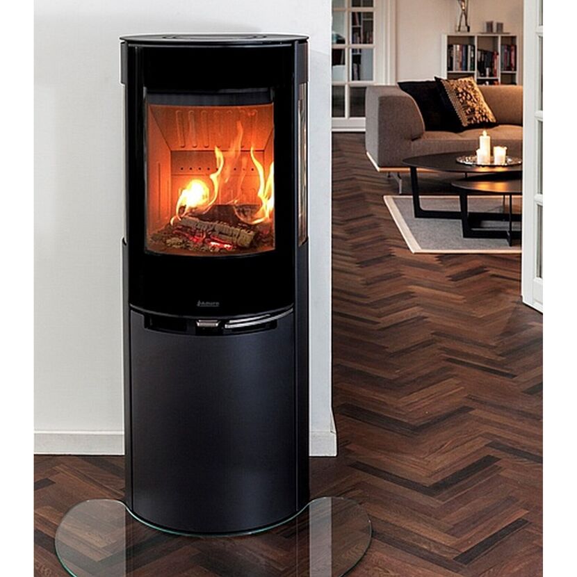 Ein schwarzer Kaminofen Aduro 9.5 Lux mit brennendem Feuer.