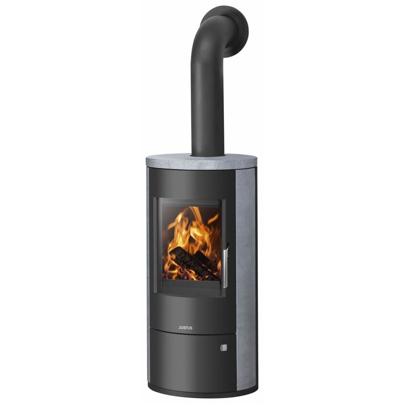 Schwarzer Kaminofen Justus Austin 5 mit Speckstein und Feuer im Brennraum