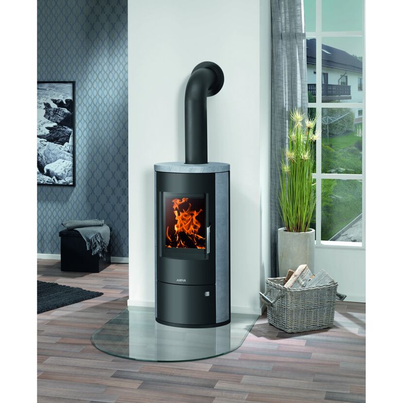 Schwarzer Kaminofen Austin 5 mit Specksteinelementen und Flammen im Brennraum.