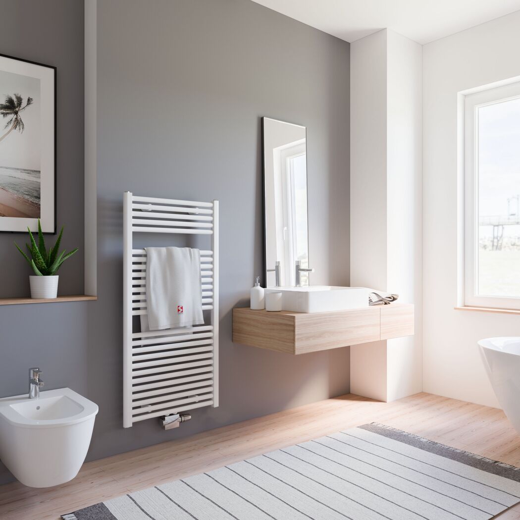 Modernes Badezimmer mit Handtuchheizkörper