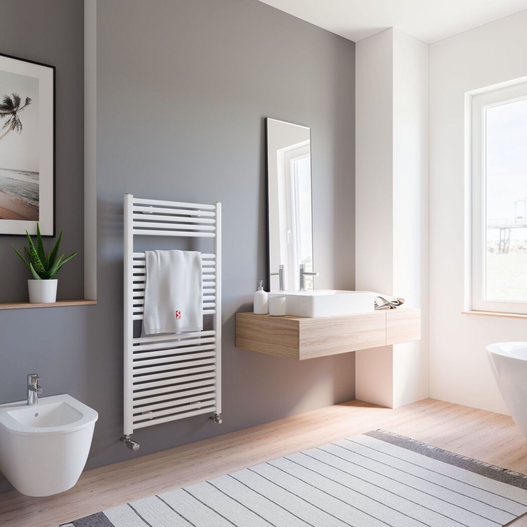 Modernes Badezimmer mit Handtuchheizkörper
