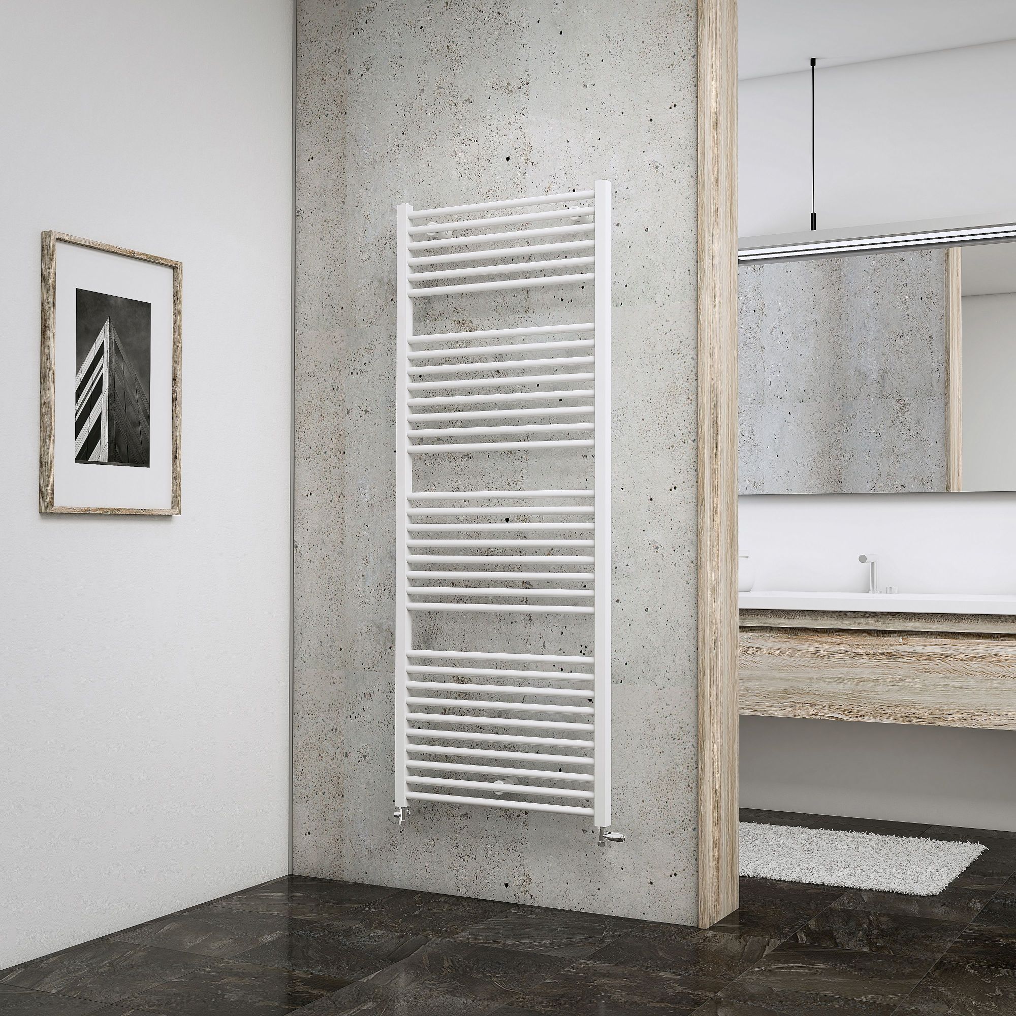 Weißer Badheizkörper an Betonwand.