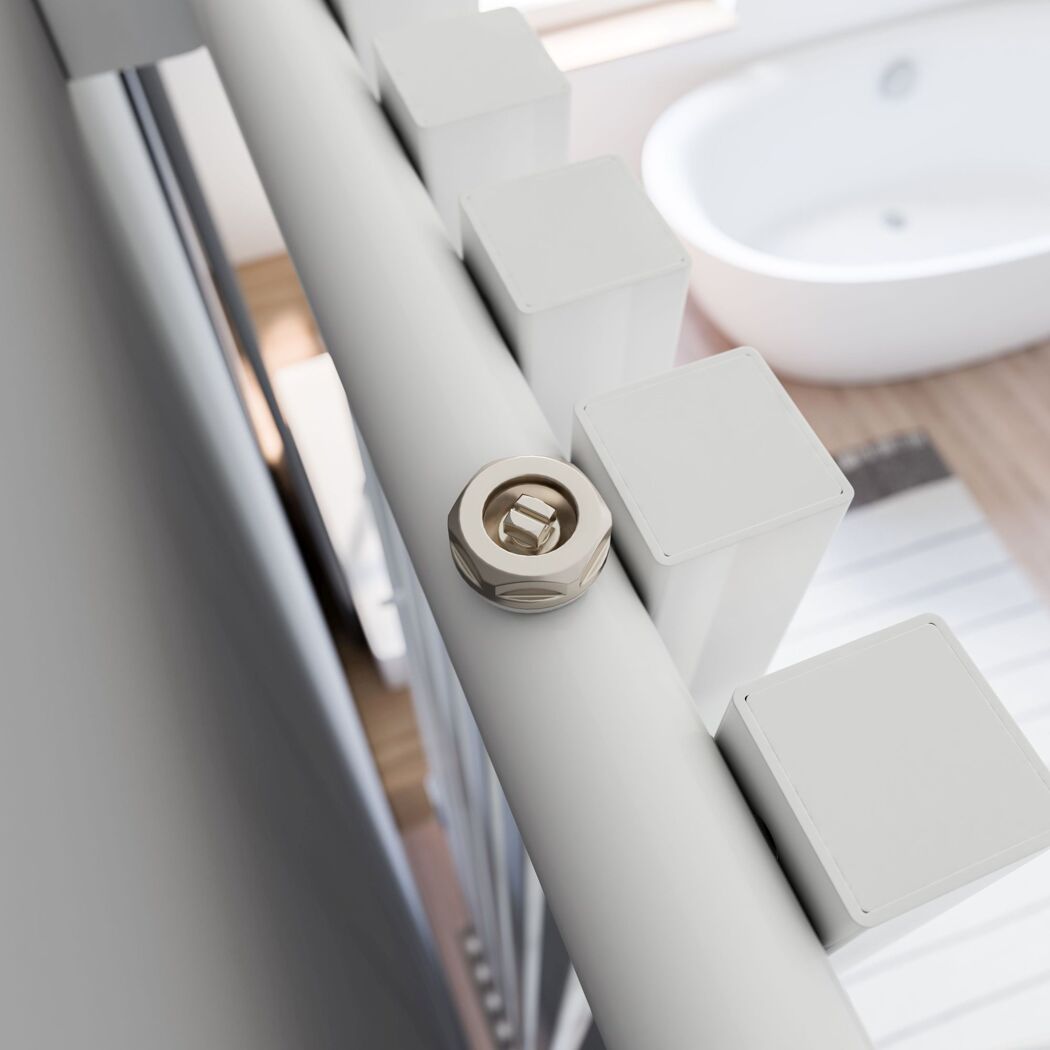 Weißer Handtuchheizkörper im Badezimmer