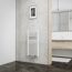 Weißer Handtuchheizkörper an Betonwand im Badezimmer