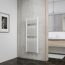 Weißer Handtuchheizkörper an Betonwand im Badezimmer.