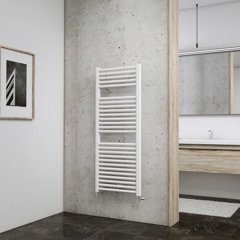 Weißer Handtuchheizkörper an Betonwand im Badezimmer.