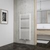 Weißer Handtuchheizkörper an Betonwand im Badezimmer