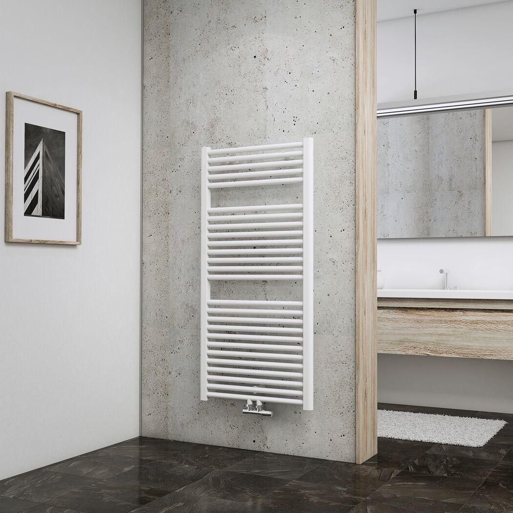 Weißer Handtuchheizkörper an Betonwand im Badezimmer