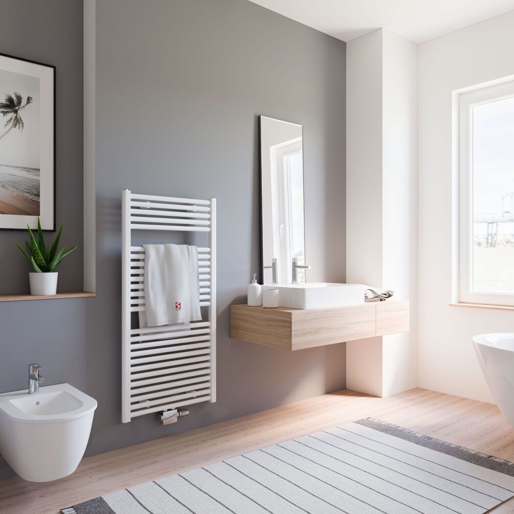 Modernes Badezimmer mit Handtuchheizkörper