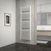 Weißer Handtuchheizkörper an Betonwand im Badezimmer