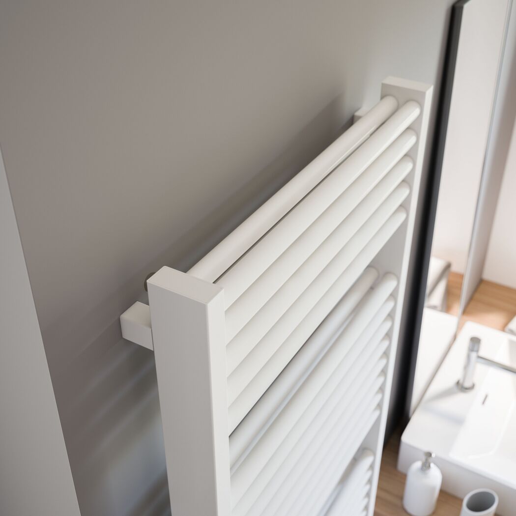 Weißer Handtuchheizkörper an der Wand montiert