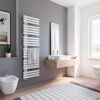 Weißer Handtuchheizkörper im Badezimmer