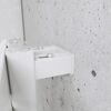 weiße Handtuchhalterung an Betonwand