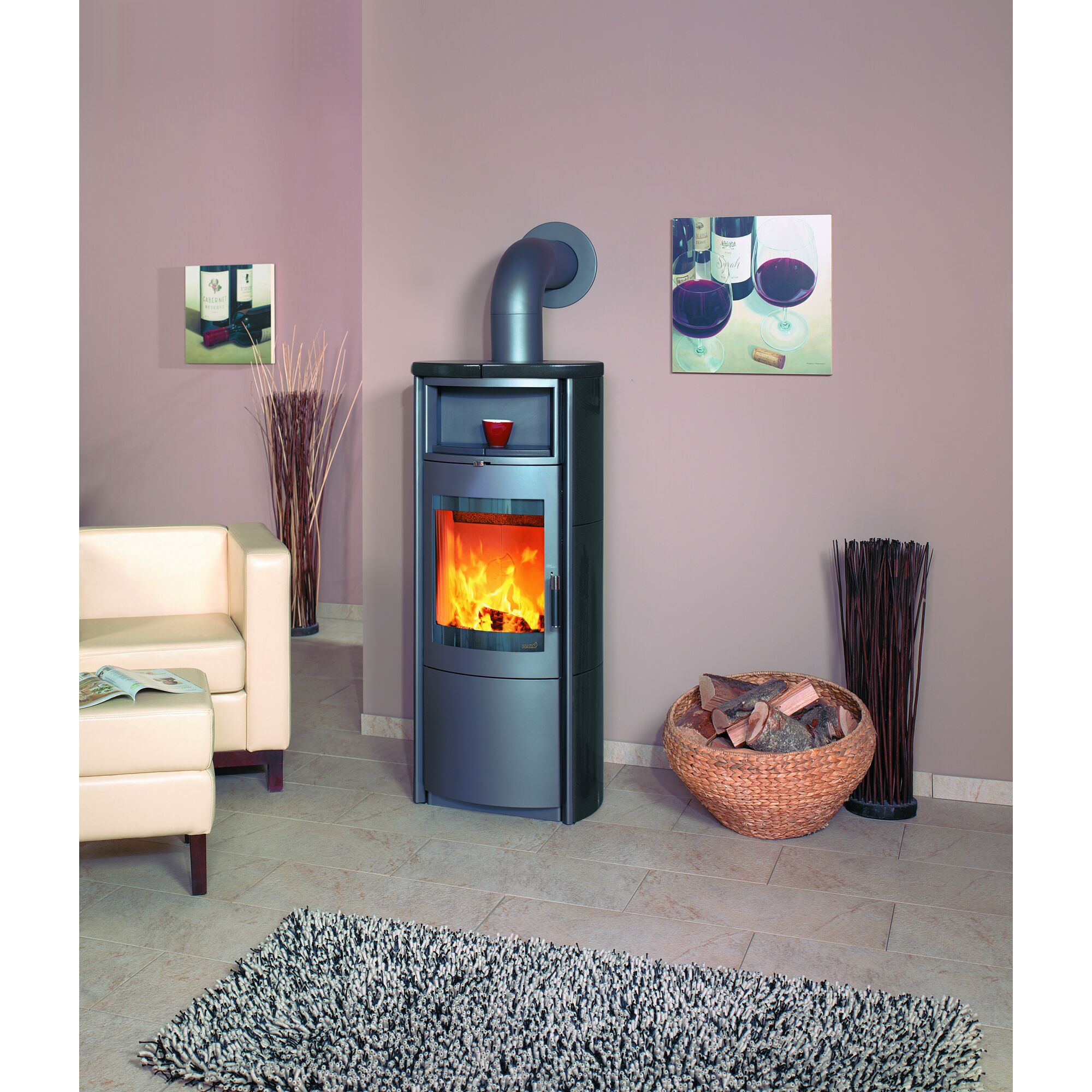 Hark Kaminofen Nika schwarz mit Feuer im Wohnzimmer