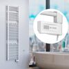 Weißer Badheizkörper mit digitalem Thermostat an der Wand.