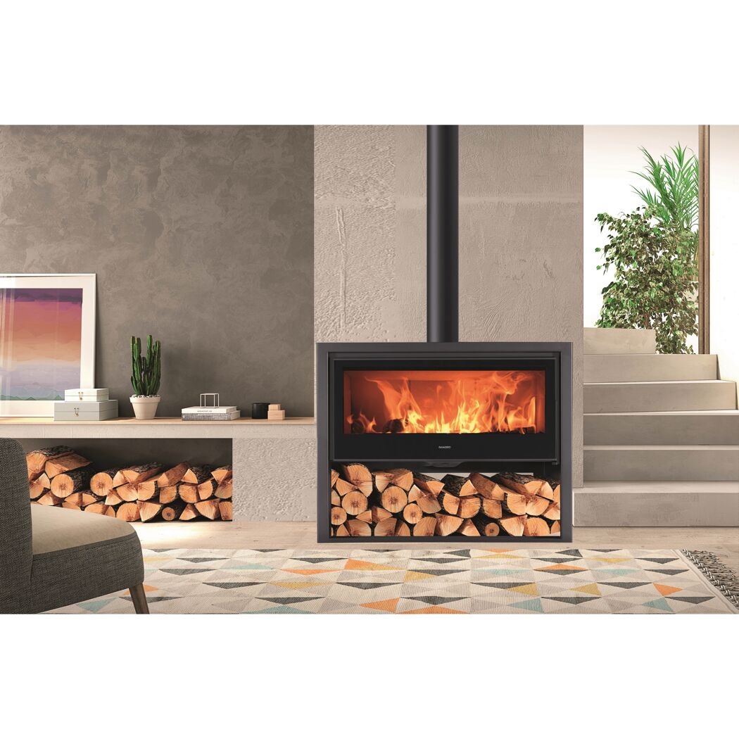 Kaminofen Chopin EcoDesign mit Brennholz darunter