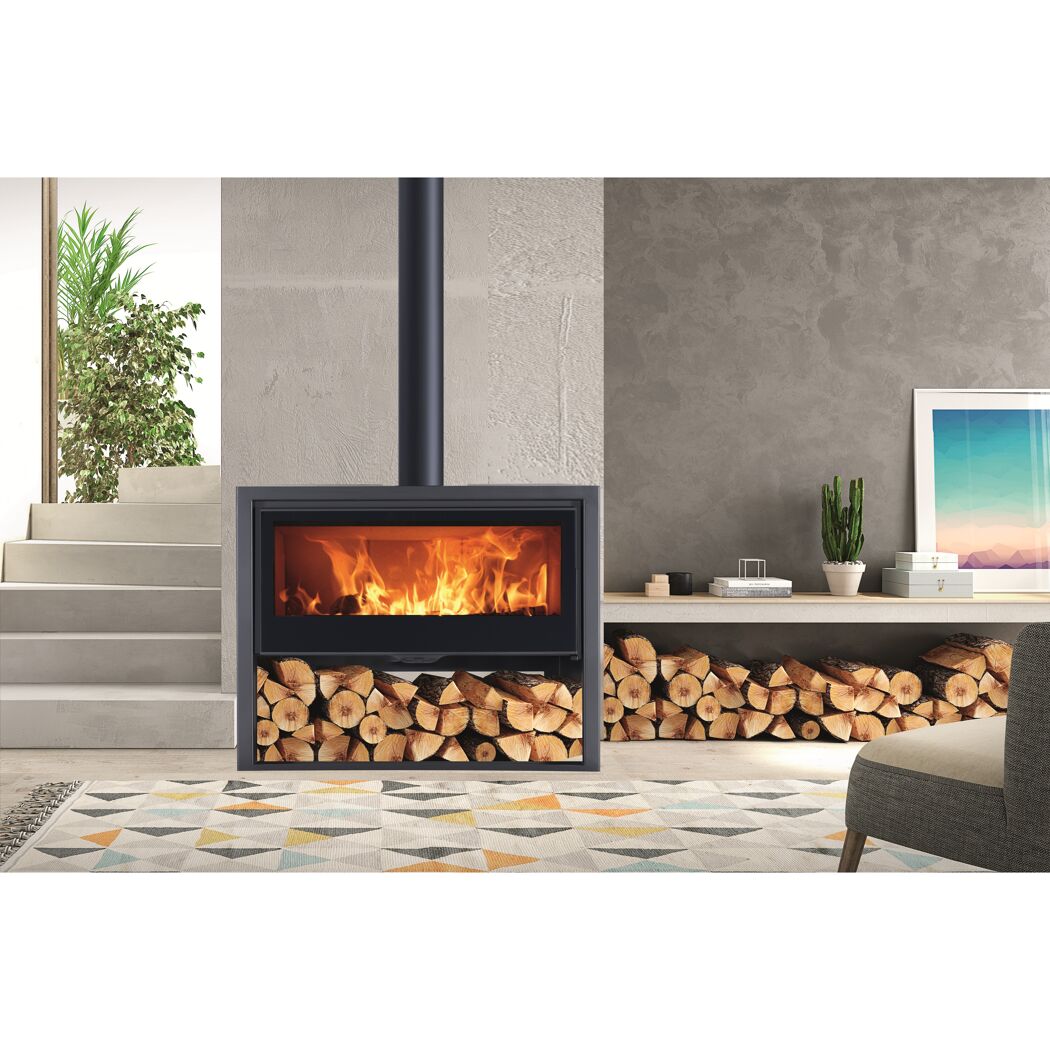 Kaminofen mit Feuer und Holzscheiten