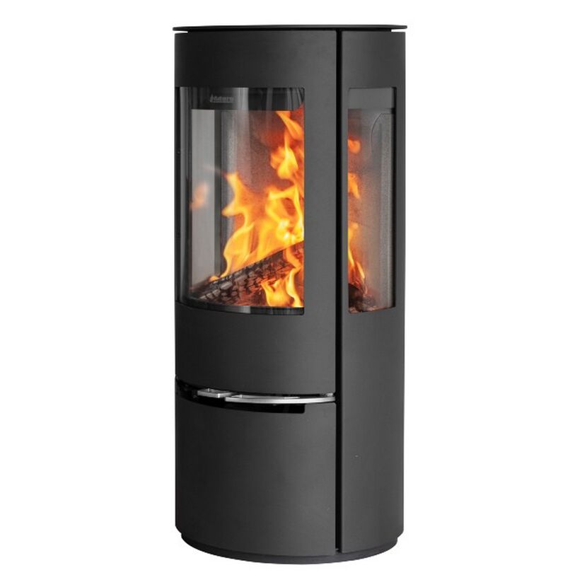 Schwarzer Kaminofen Aduro 22 mit Feuer