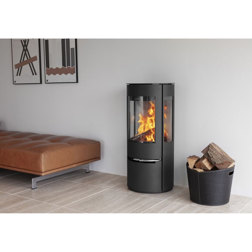 Ein schwarzer Kaminofen Aduro 22 mit Feuer darin.